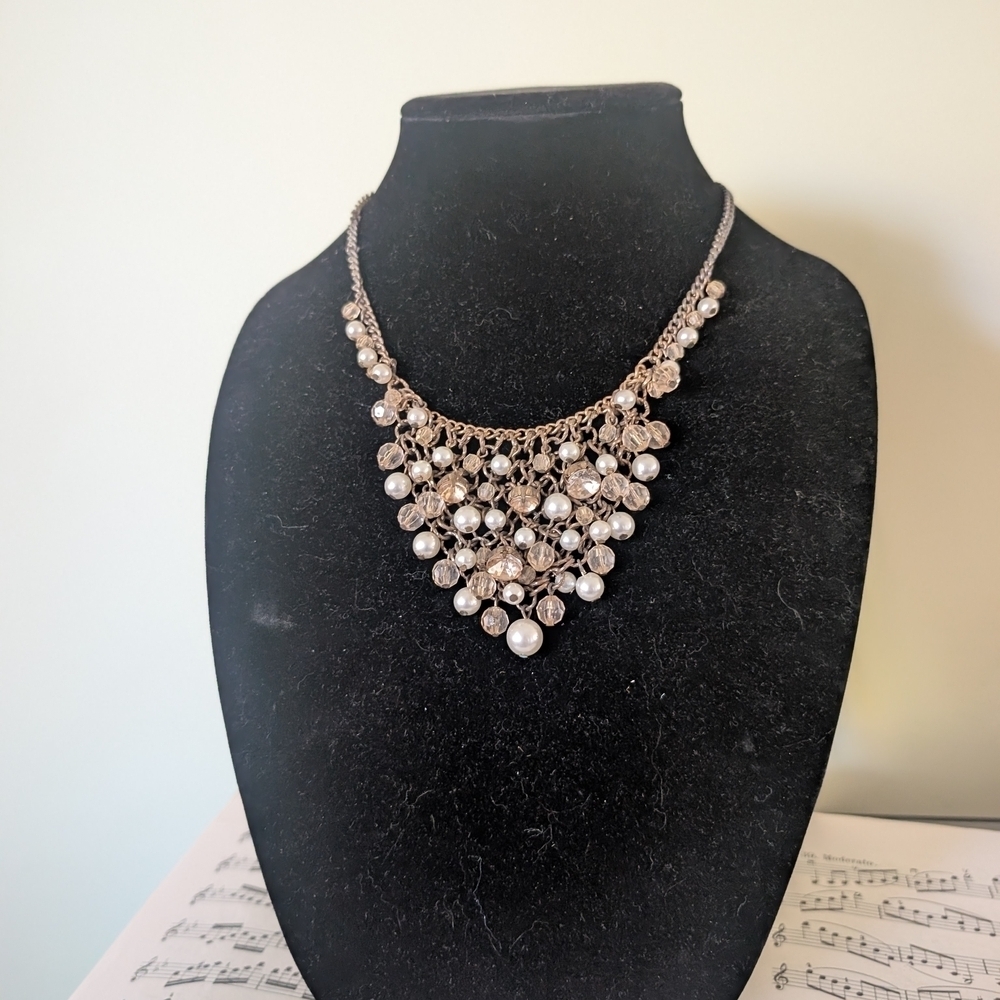 Elegant Pearl and Crystal Necklace - Picture 4 of 10
